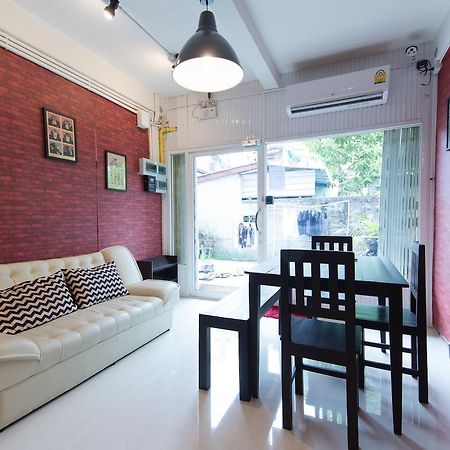Mana Hostel Bangkok Bagian luar foto