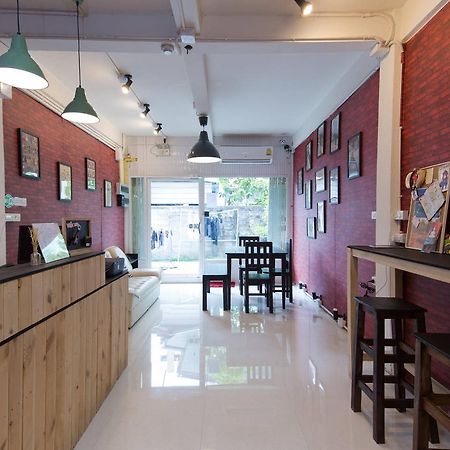 Mana Hostel Bangkok Bagian luar foto