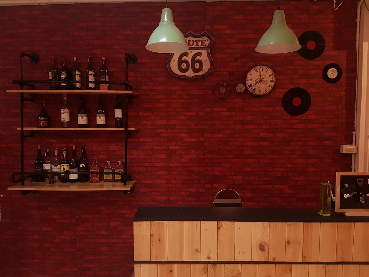 Mana Hostel Bangkok Bagian luar foto