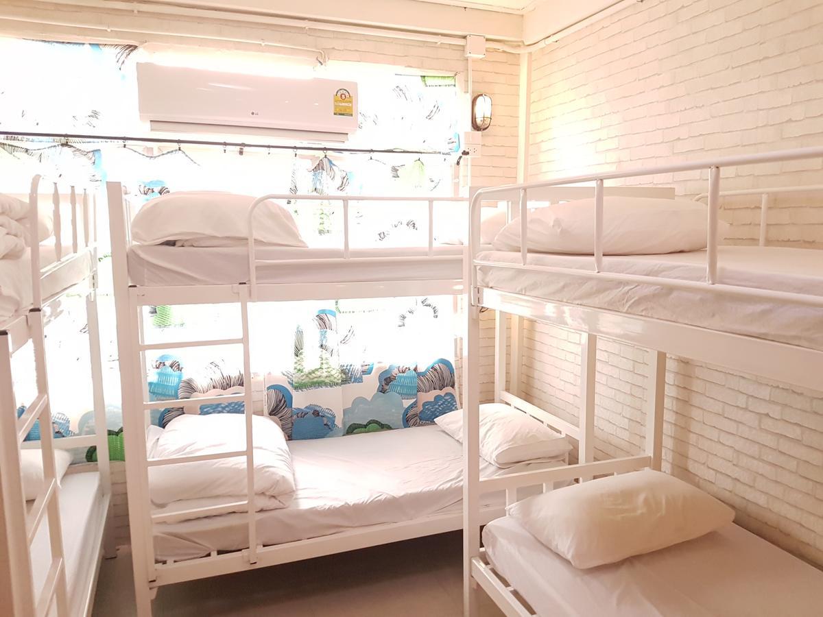 Mana Hostel Bangkok Bagian luar foto