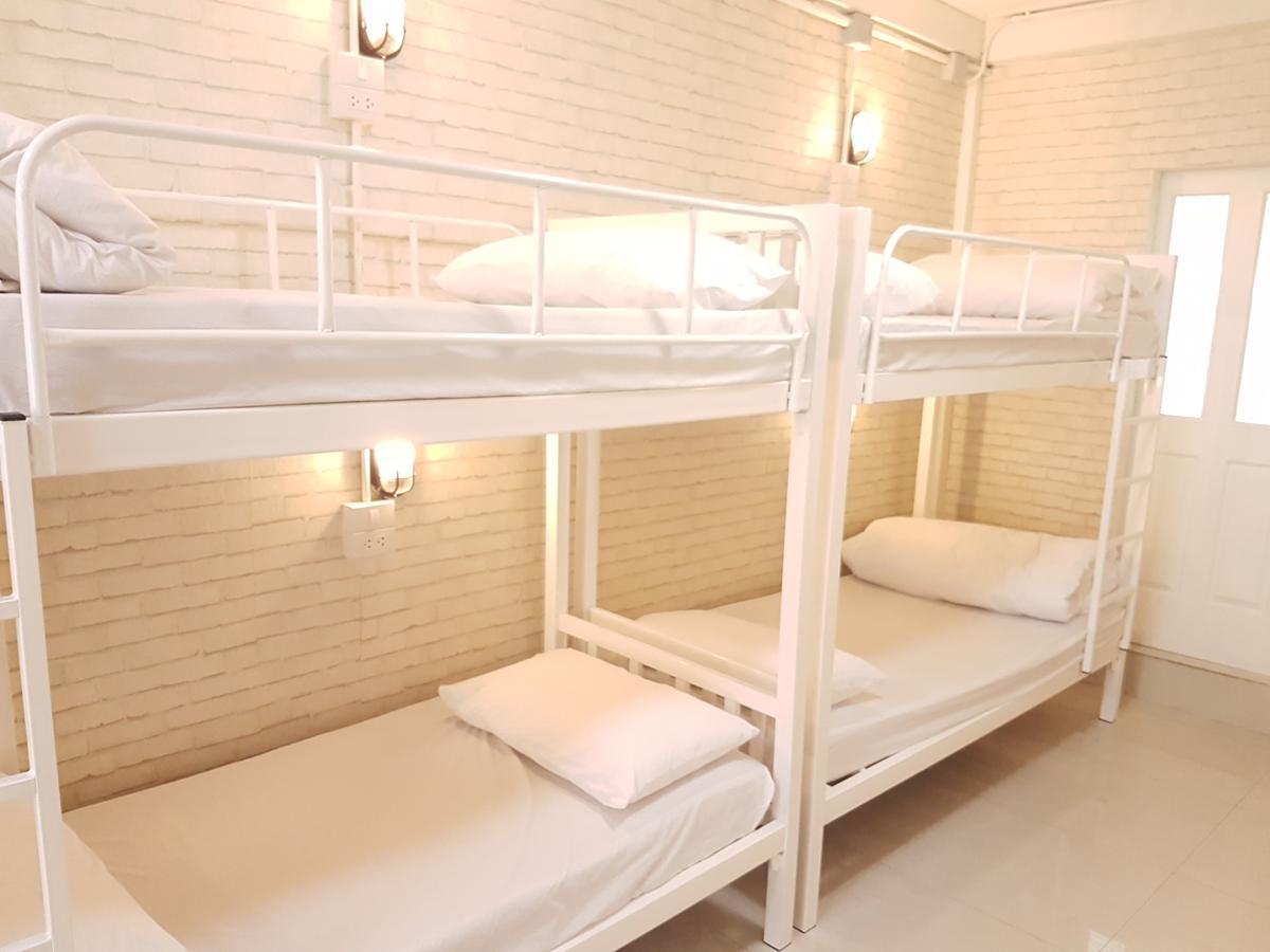 Mana Hostel Bangkok Bagian luar foto